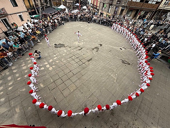 La plaza del ayuntamiento se llenó al meiodía para disfrutar de la celebración de la Sokadantza de los jóvenes.