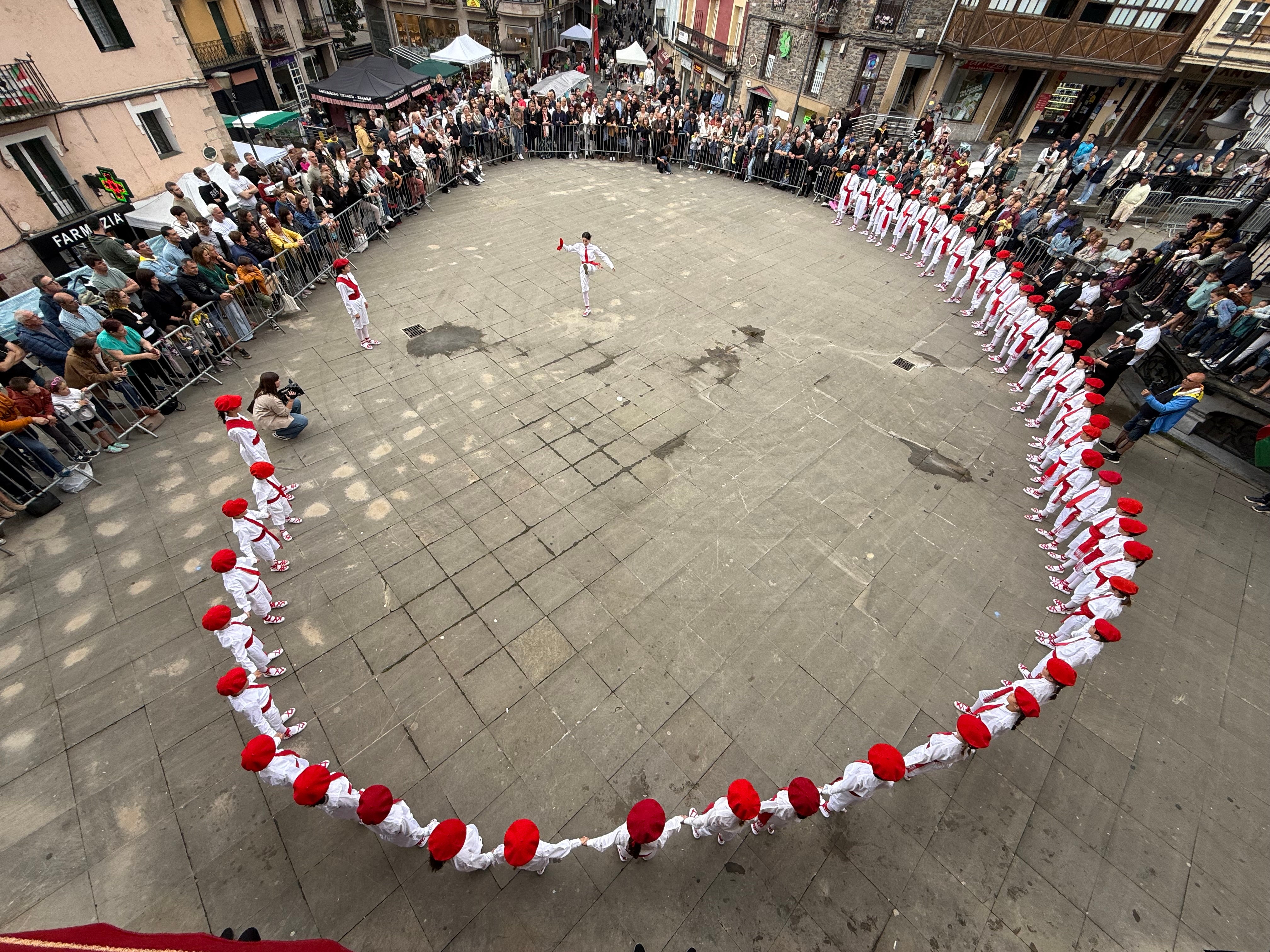 Martes de feria y dantza en Beasain