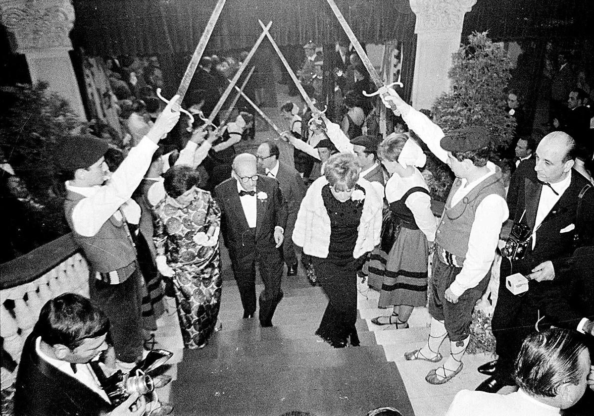 La mítica escalinata del Victoria Eugenia, en 1965.