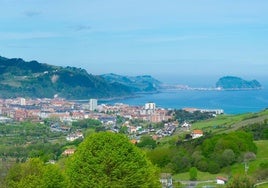 Vista de Zarautz con Getaria al fondo.