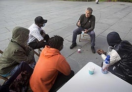 Un integrante de Irungo Harrera Sarea se dirige a varios migrantes en una foto de archivo.