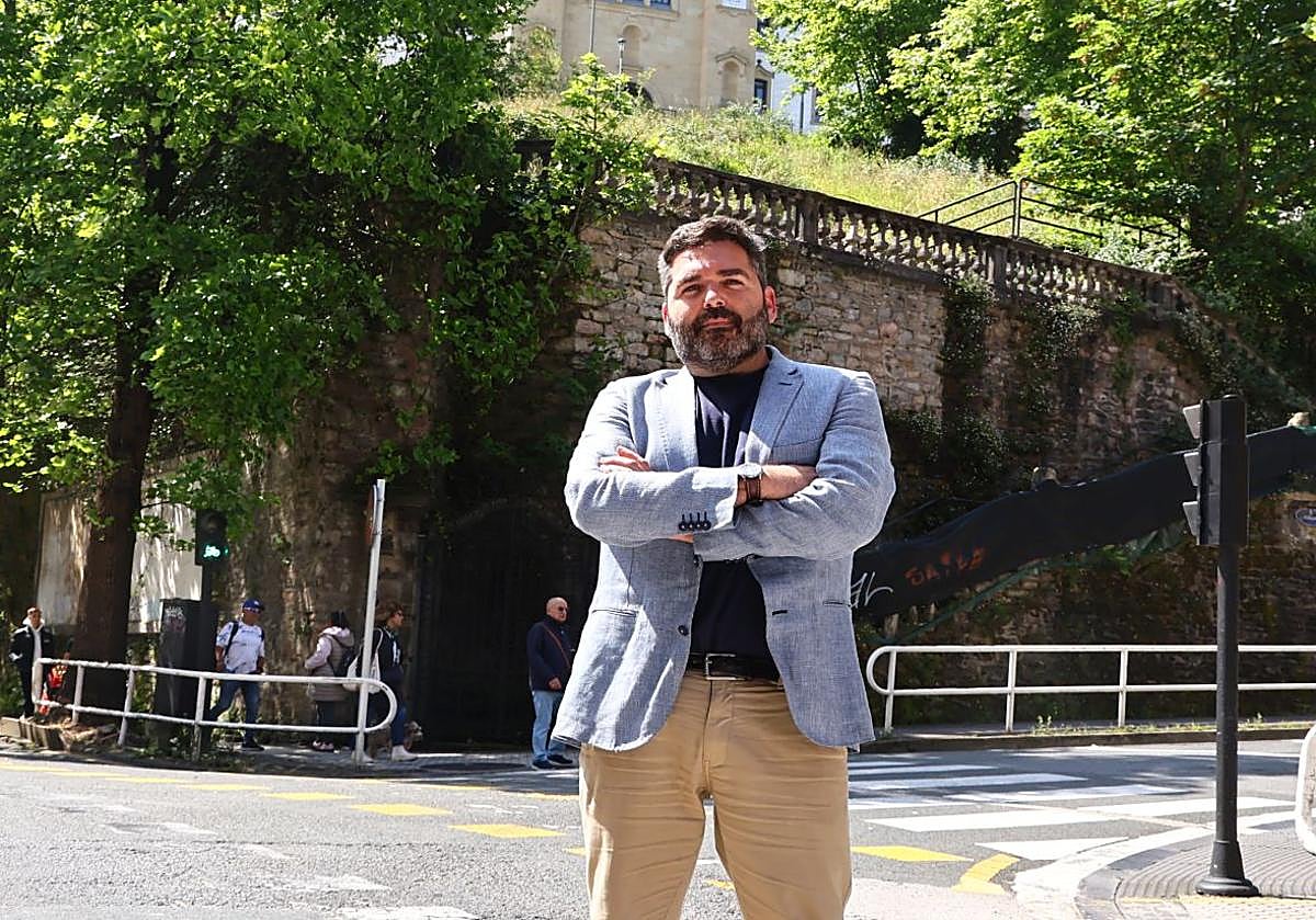 Víctor Lasa, ante el cerro de San Bartolomé, donde no habrá centro comercial.