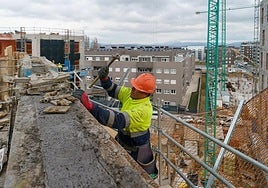 Obrero en la construcción de una vivienda.