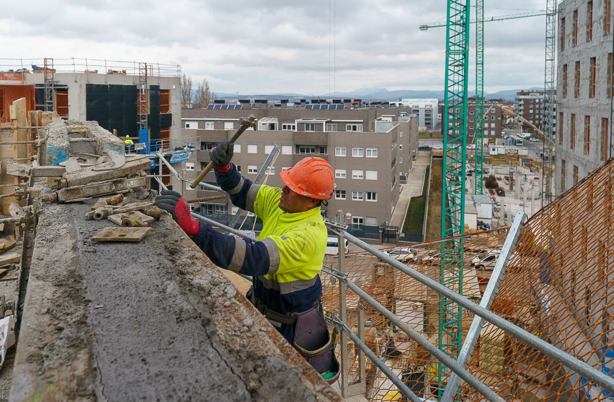 Obrero en la construcción de una vivienda.