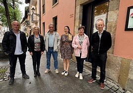 Representantes jeltzale de Aretxabaleta, con Mikel Uribetxeberria en el centro, ante el batzoki.