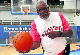 Essie Hollis señala el elemento con el que ponía en pie a toda una grada: el balón naranja.