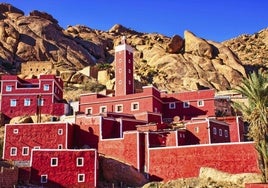 Una de las coloridas fotografías de Marruecos expuestas.
