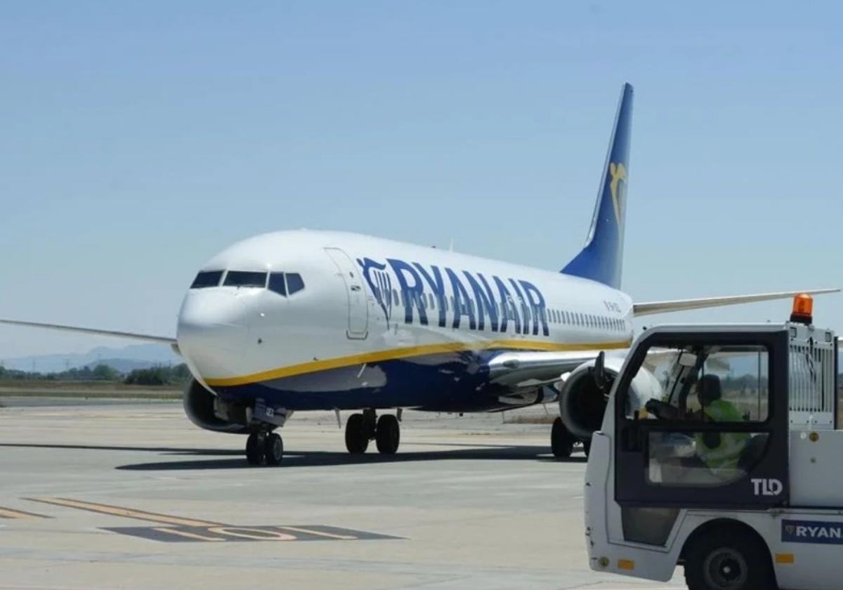 Un avión de Ryanair en el aeropuerto de Vitoria.