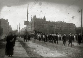 Paso de un cortejo fúnebre por el puente de Santa Catalina en 1925.