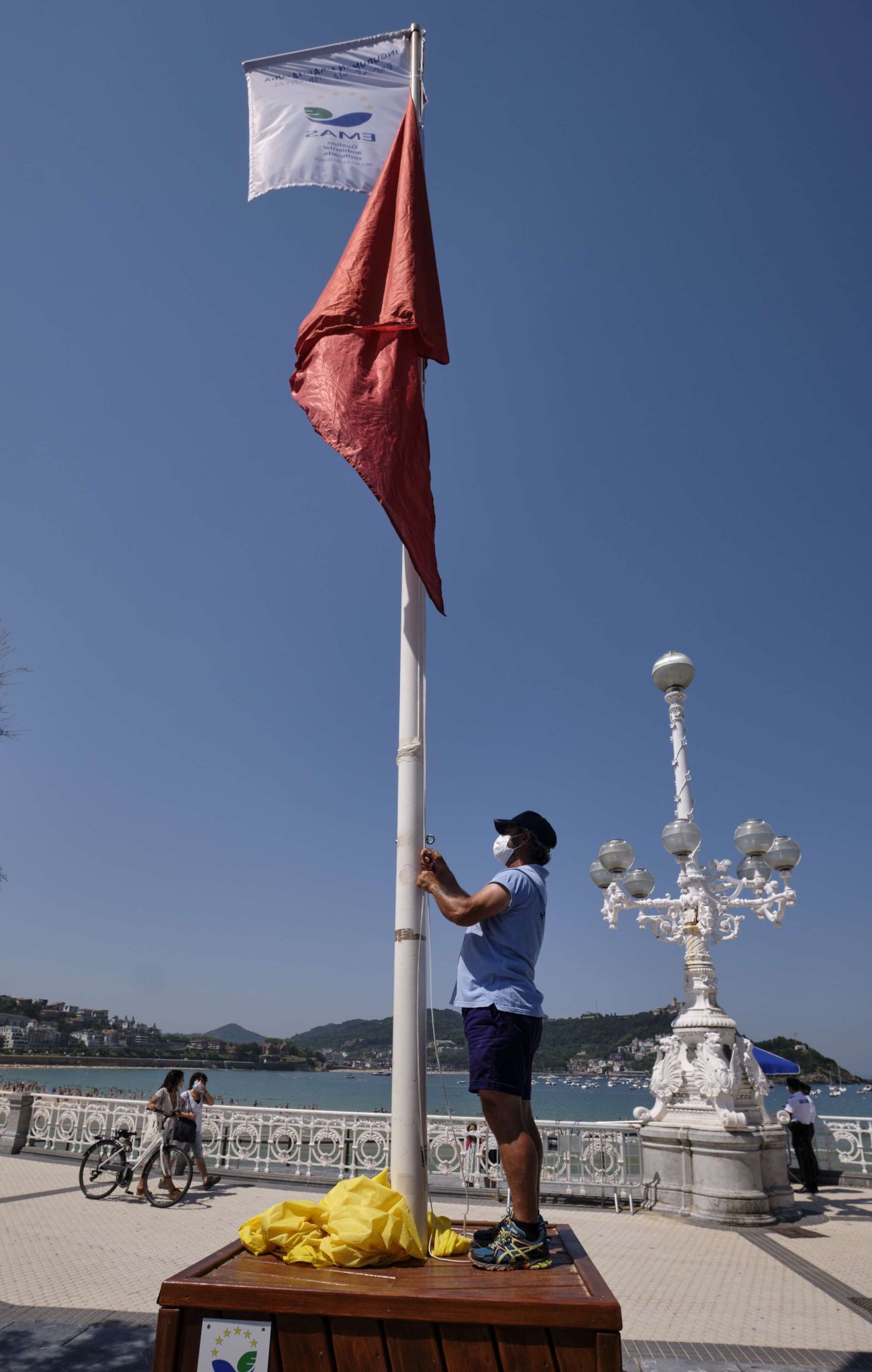 Mástil con una bandera de control de aforo en el Paseo de La Concha