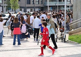 Alumnos y familias de un colegio donostiarra a la salida de las instalaciones del centro.