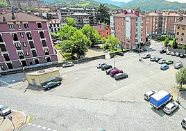 La plaza Geltoki, junto a la estación de Renfe, es un espacio de la villa que necesita un arreglo, estructuración y redefinición de usos.