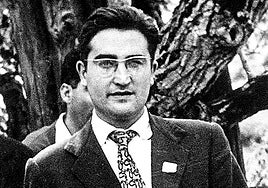 Gabriel Aresti, en 1959, en la recogida del Premio Loramendi por su primer poemario.