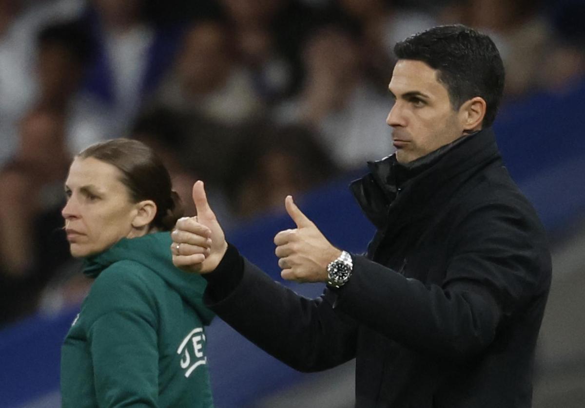 Mikel Areta, entrenador donostiarra del Arsenal, hace un gesto en el partido ante el eal Madrid en el Bernabéu, correspondiente a la Champions League