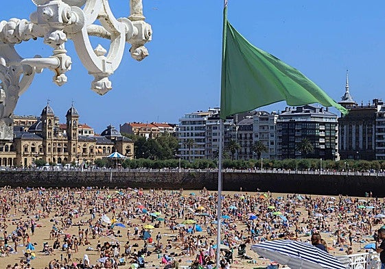 Bandera verde colocada en el Paseo de La Concha, sobre la playa.