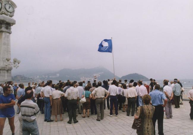 Colocación de la bandera azul en el Paseo de La Concha junto a los relojes en 1996,