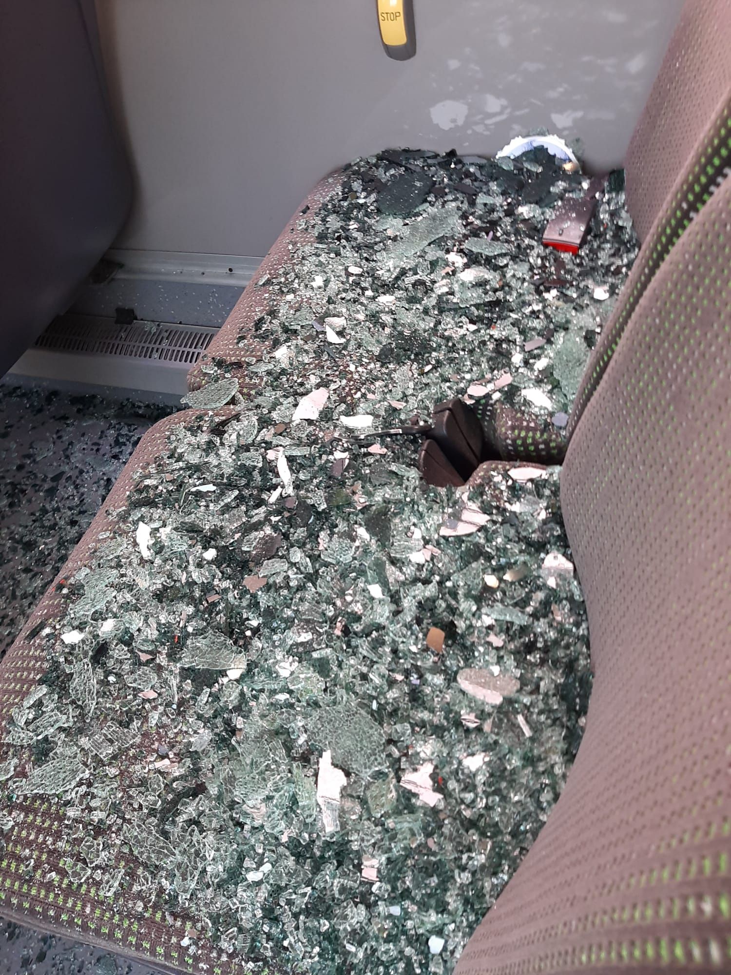 Aparatoso choque entre una furgoneta y un autobús en El Antiguo