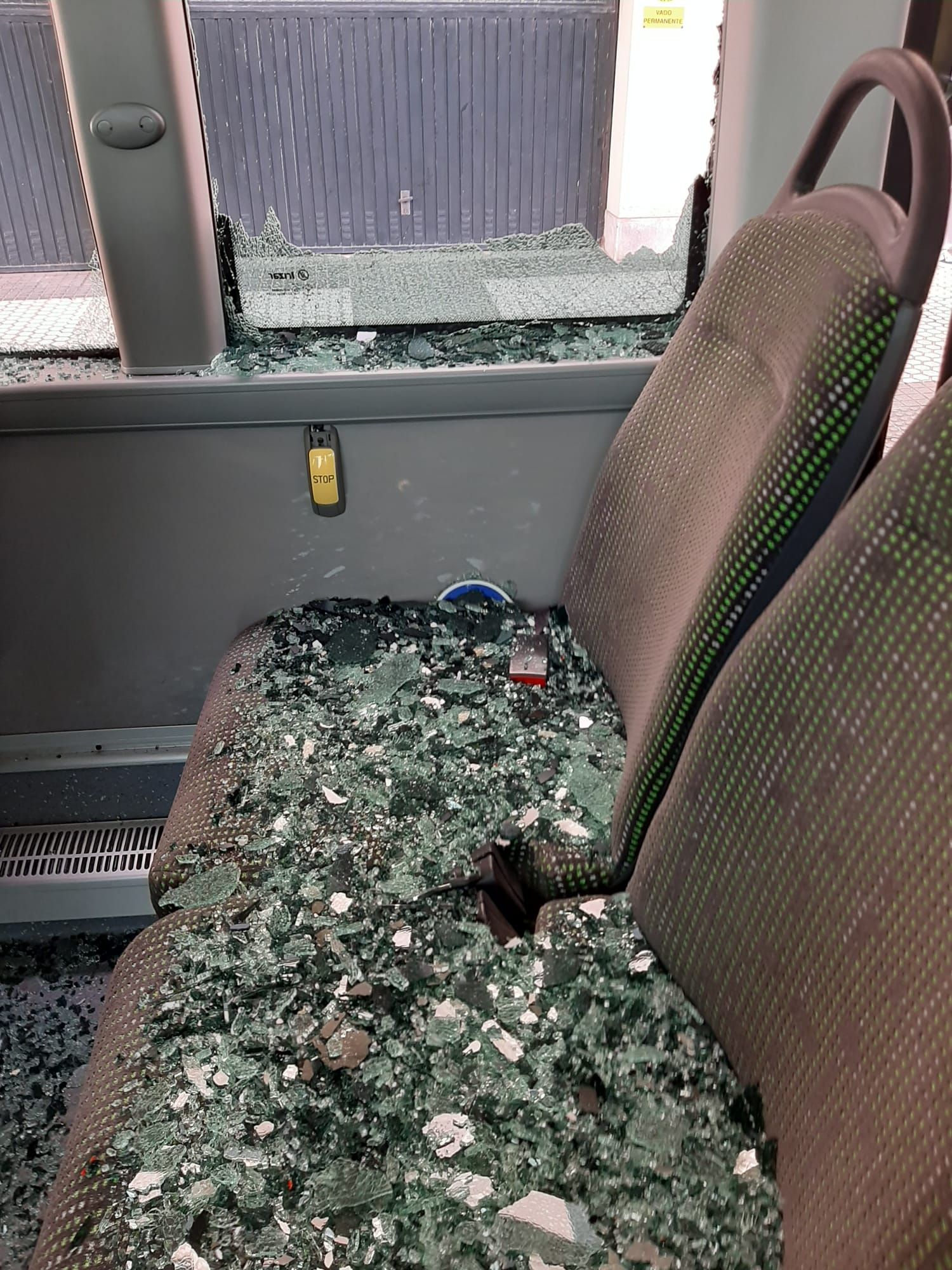 Aparatoso choque entre una furgoneta y un autobús en El Antiguo
