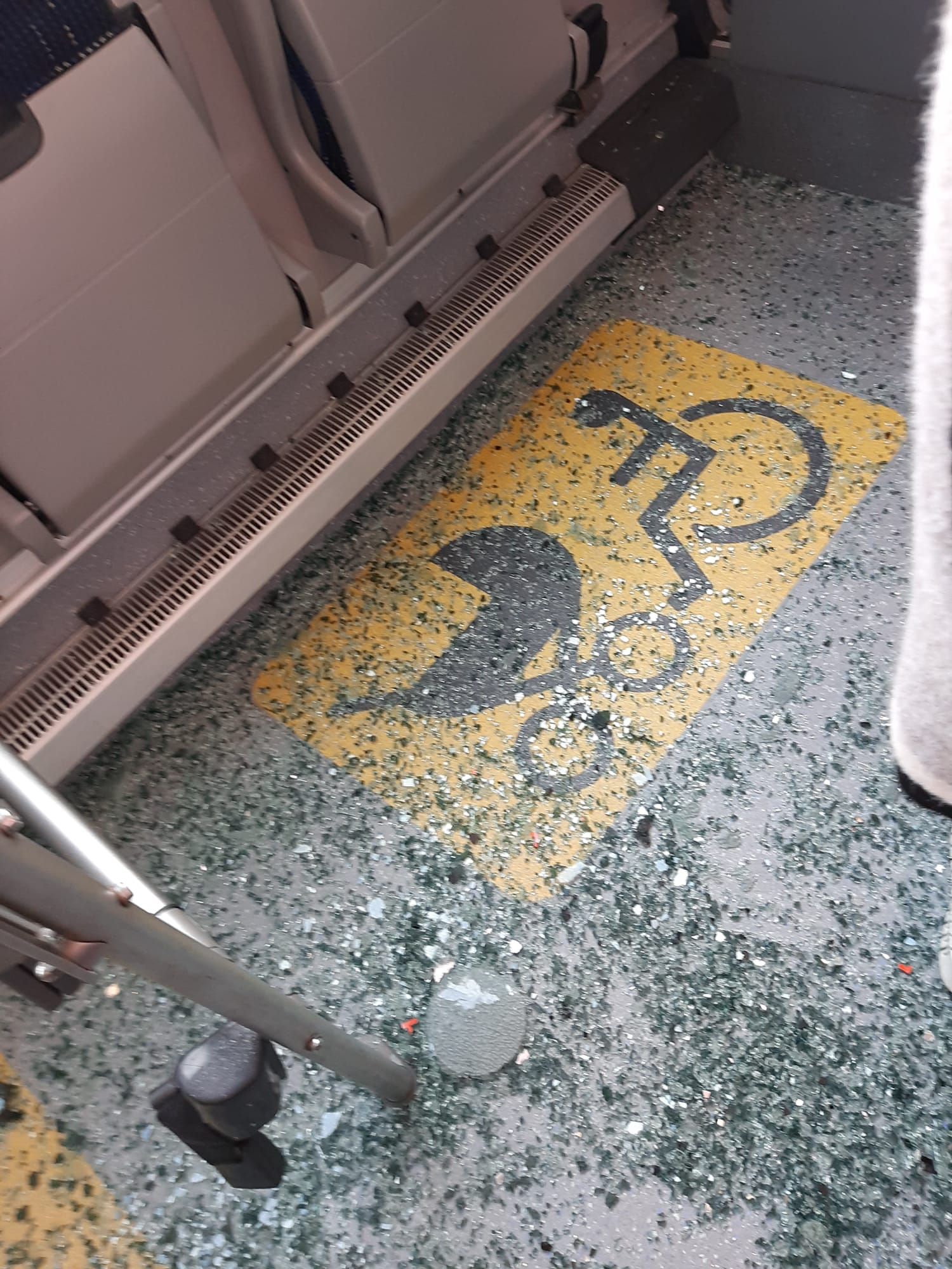 Aparatoso choque entre una furgoneta y un autobús en El Antiguo