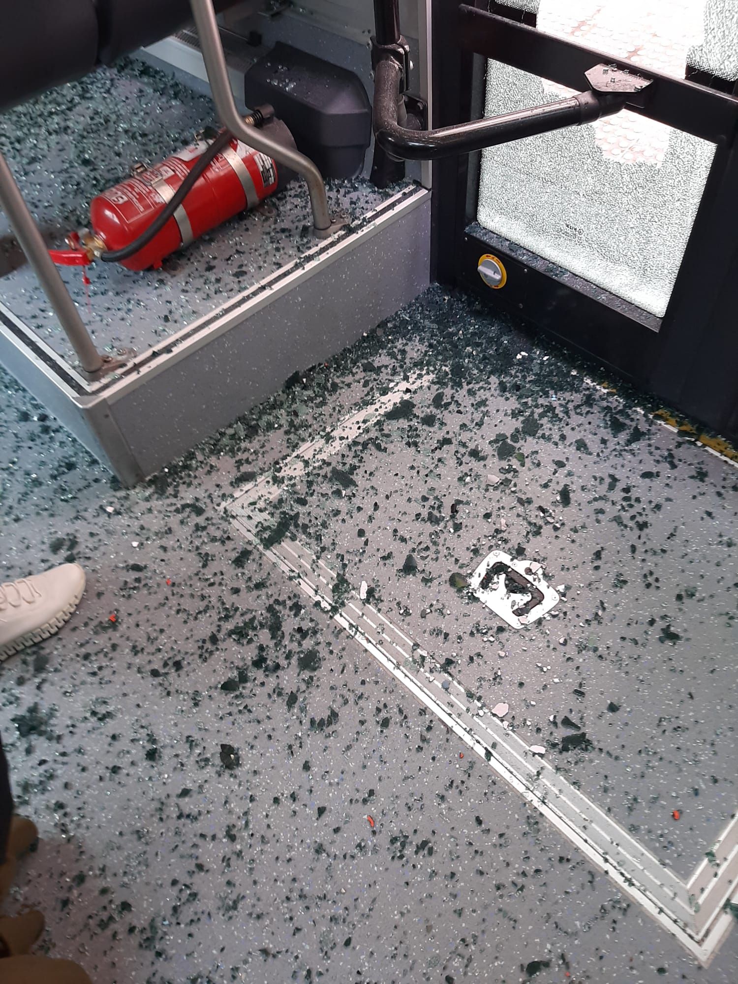 Aparatoso choque entre una furgoneta y un autobús en El Antiguo
