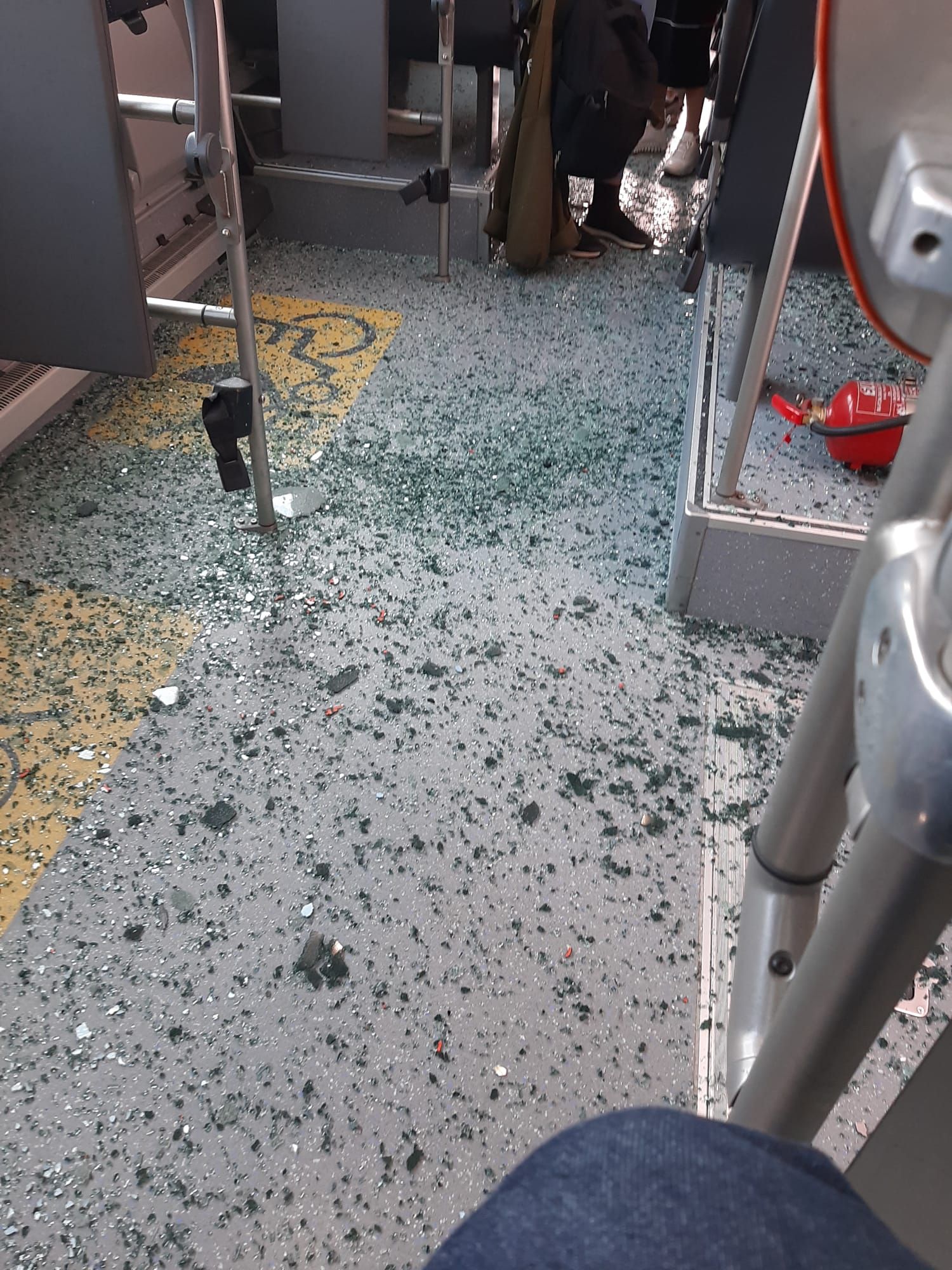 Aparatoso choque entre una furgoneta y un autobús en El Antiguo