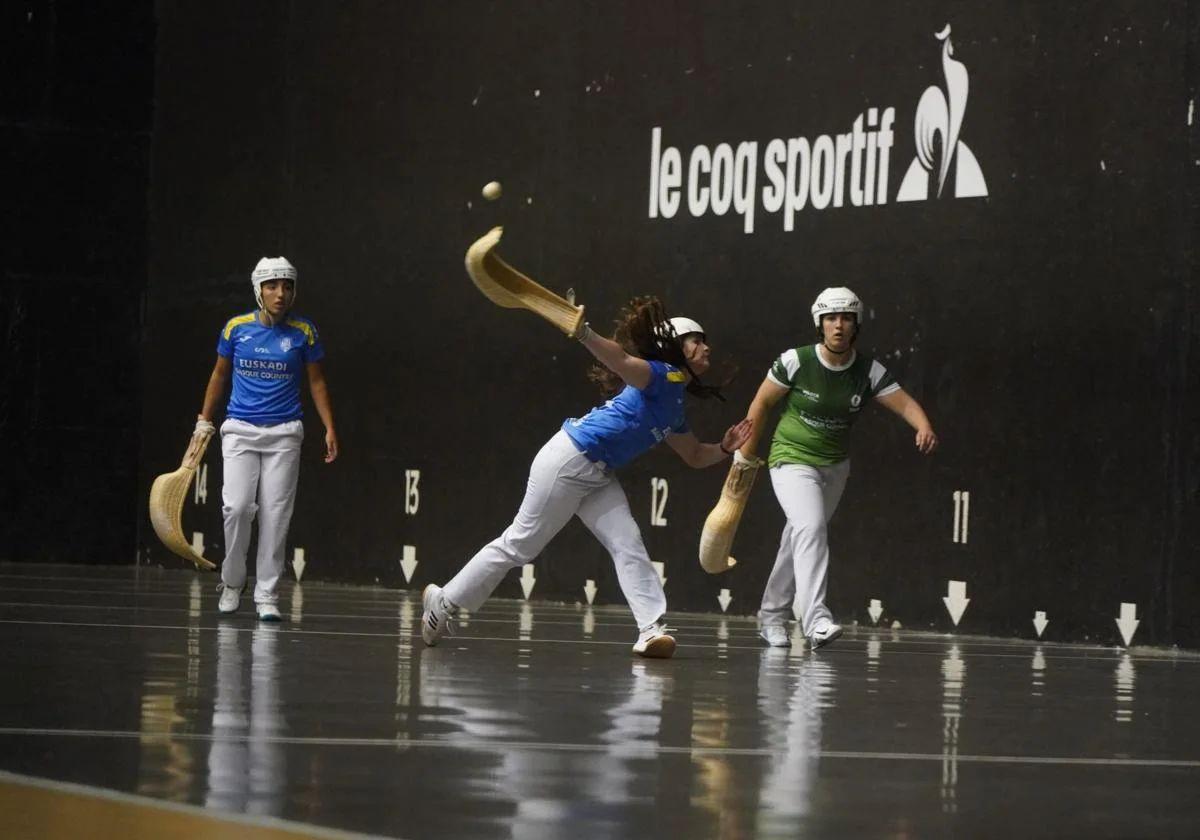 Erika Mugartegi remata, ante la mirada de su compañera, Arai Lejardi, y de la zaguera de Euskadi, Maia Goikoetxea, este miércoles en Gernika.