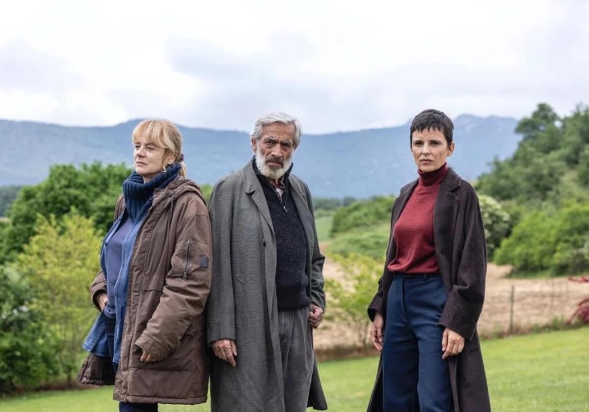 Emma Suárez, Imanol Arias y Elena Anaya en una pausa del rodaje de 'Innato' en Urturi