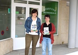 Aitziber Etxebeste, profesora de la Autoescuela Oiartzun y la teniente de alcaldesa Aiako Harria Gaztelumendi.