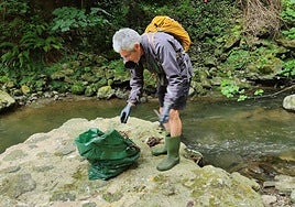 Miembros de la asociación Eibarko Baso Biziak han realizado una campaña de limpieza que precede a otra municipal más profunda.