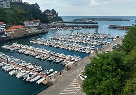 Vista general del puerto de Mutriku, con el aparcamiento que pasará a ser zona azul a la derecha.