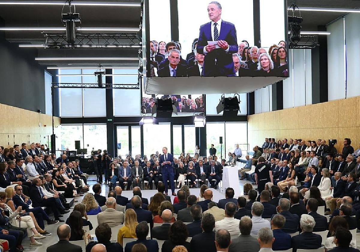 Adegi citó en Fabrika a los empresarios de Gipuzkoa y su director general, José Miguel Ayerza, dirigió unas palabras a los asistentes.