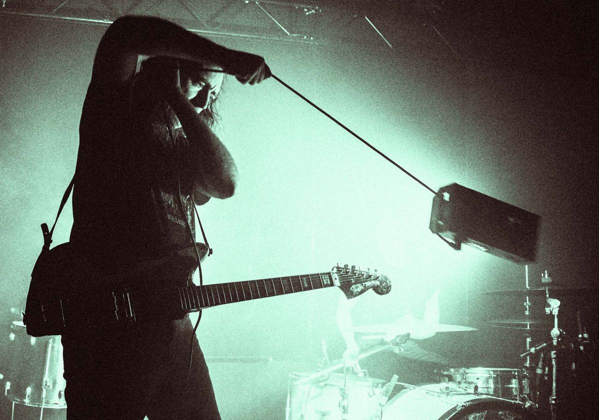Oliver Ackermann, cantante y guitarrista de A Place To Bury Strangers, en plena acción.