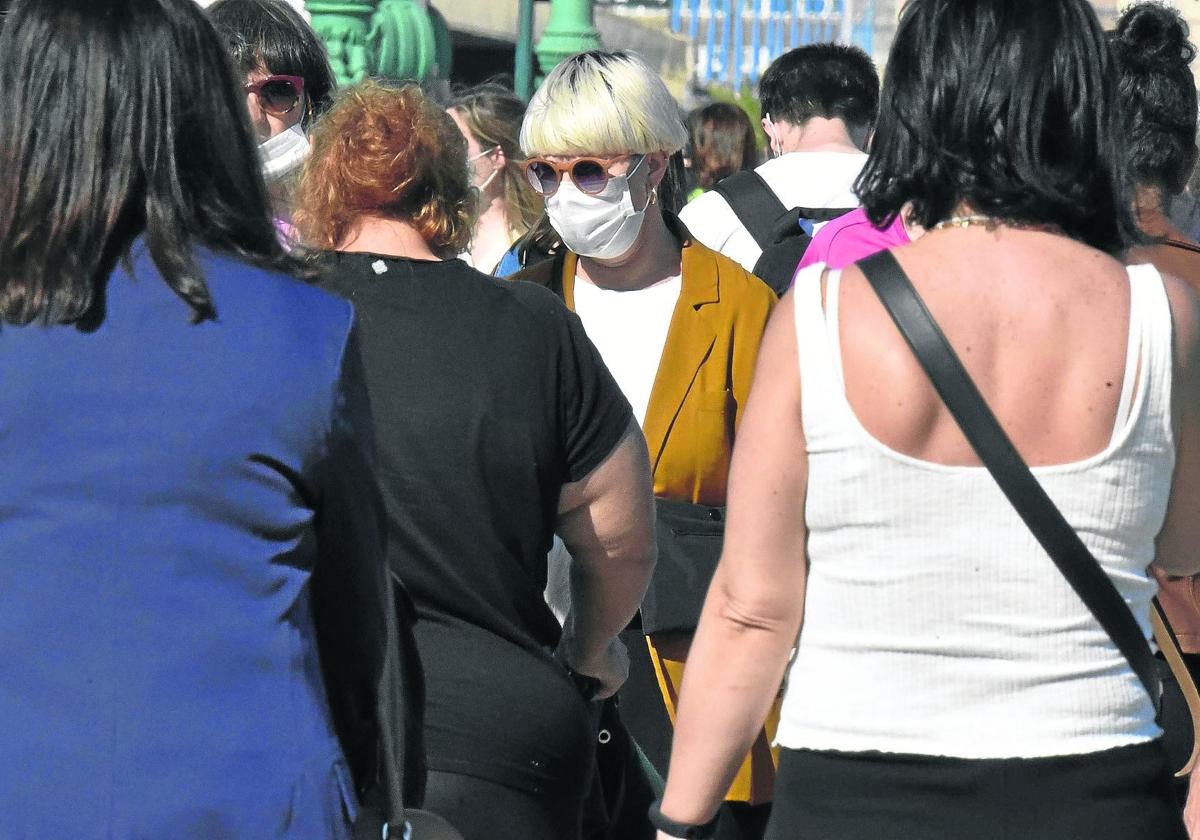 Una mujer camina con mascarilla en Donostia durante la desescalada.