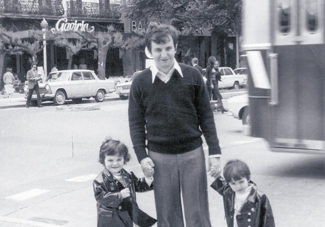 1.Juan Mari Arzak, junto a sus hijas Marta y Elena, en 1971.