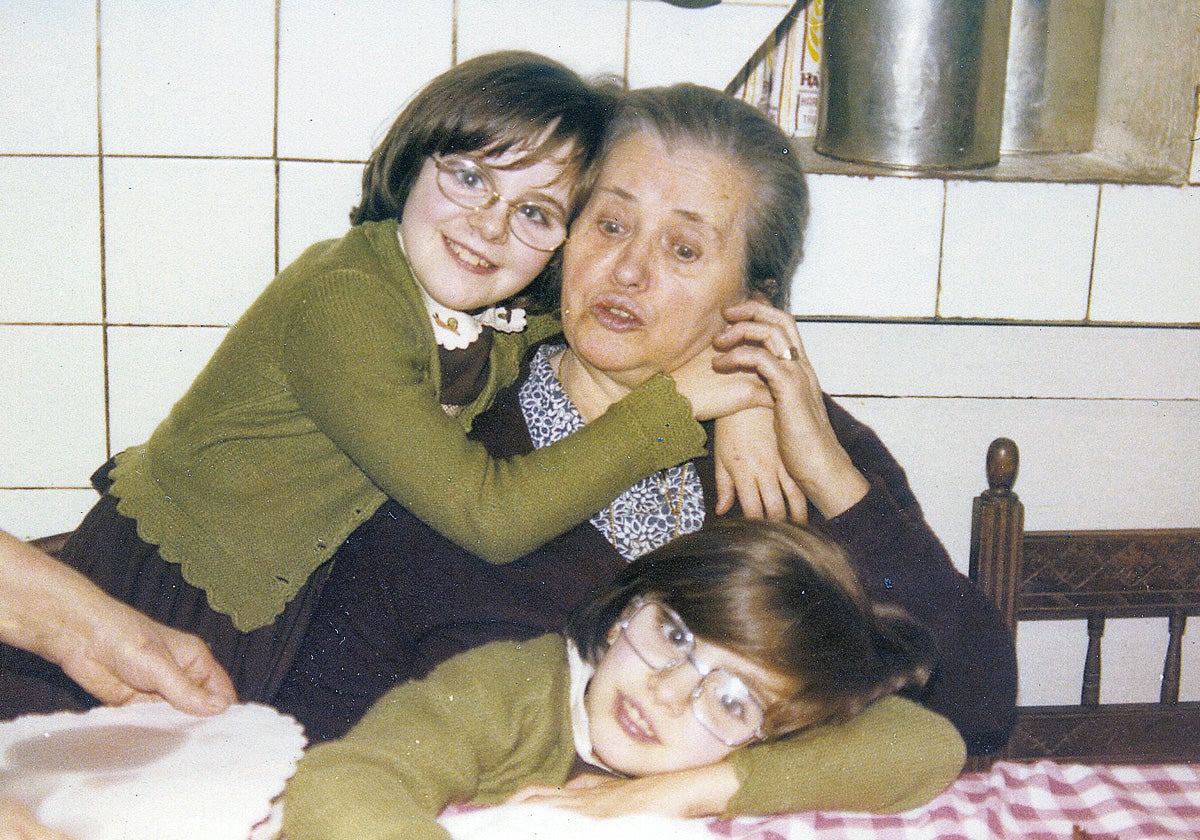 Paquita Arratibel juega con sus nietas Elena y Marta.
