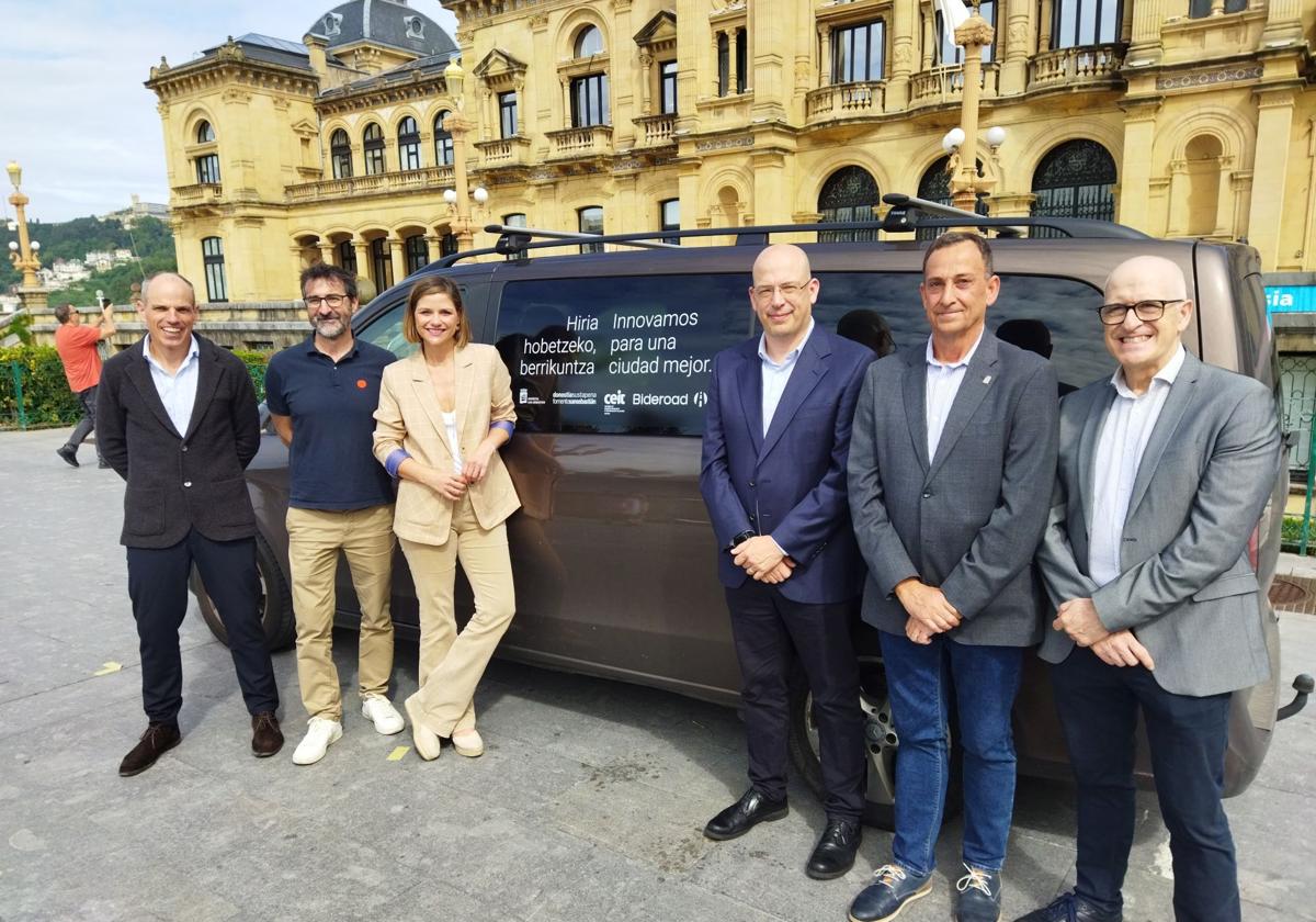 Ane Oyarbide y Carlos García, concejales del Ayuntamiento de Donostia, junto a representantes de Fomento y CEIT.