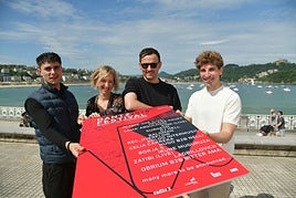 Guillermo Alejandro, la representante de Laboral Kutxa Karmele Segura, Jokin Tellería y el concejal de Cultura, Jon Insausti.