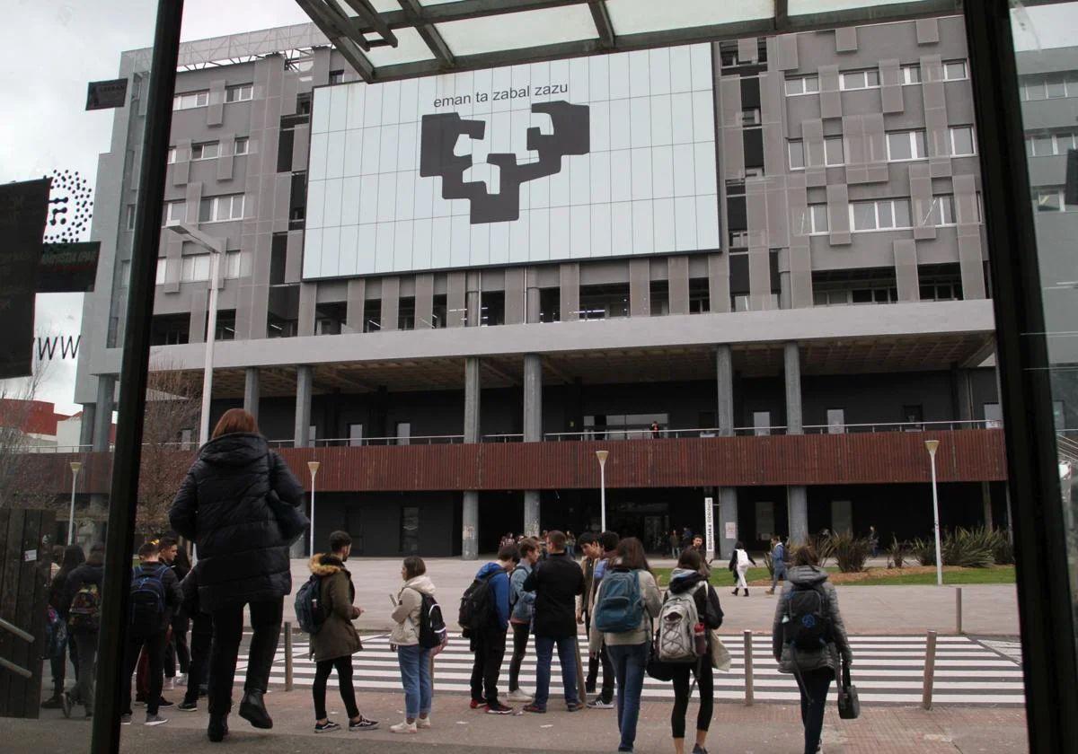 Salud replica a la EHU que ya hay 2.000 médicos que podrían dar clase en euskera