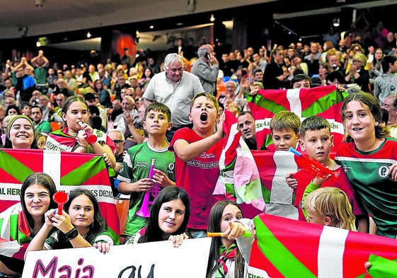 Vecinos de Berriatua se desplazaron a Gernika para animar a sus jugadoras.