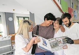 Fátima Román posa con una compañera junto al póster personalizado.