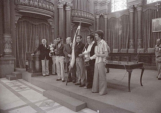 Francisco Lasa, entregando la bandera a unos remeros.