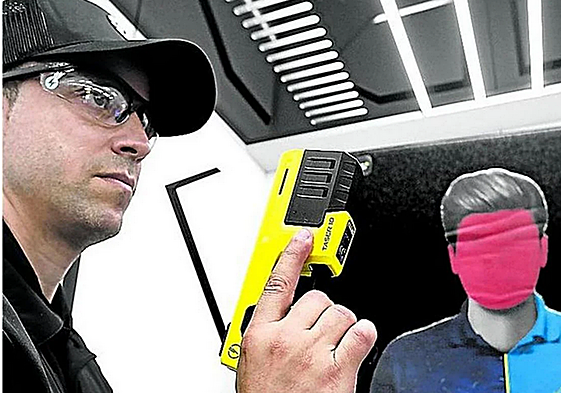 El Parlamento Vasco rechaza la propuesta del PP para dotar este año a la Ertzaintza con pistolas eléctricas táser