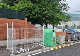 Una de las nuevas jaulas que se han colocado en las calles de Urnieta.