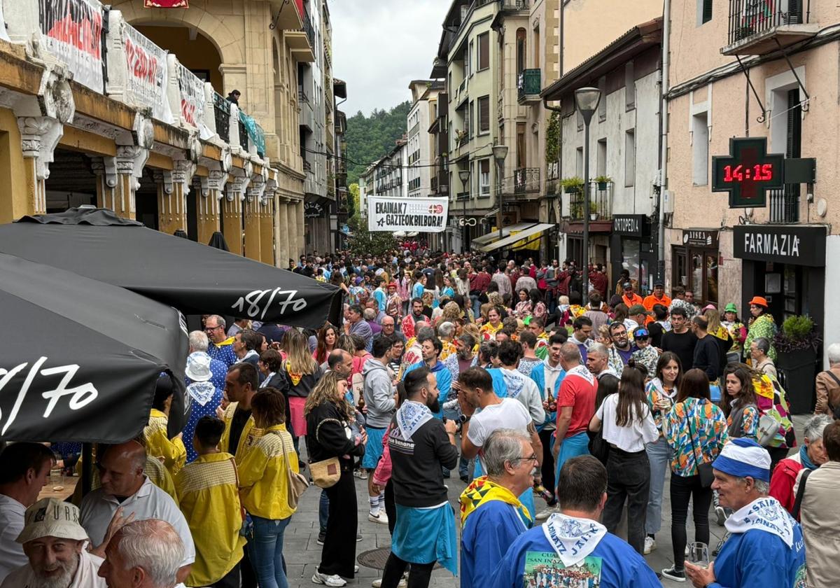 Calle Mayor de Beasain durante este último lunes de cuadrillas en las Loinatz Jaiak de la localidad.