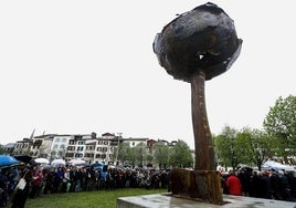 Escultura que simbolizaba el desarme de ETA en Baiona, y que fue retirada.