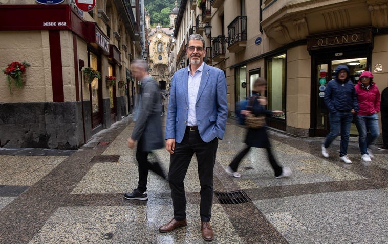 El alcalde, Eneko Goia, en la calle Mayor, tras la entrevista con DV.