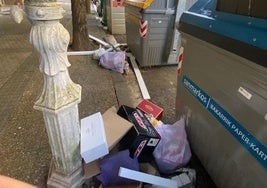 Una vecina del Antiguo muestra su indignación por la conducta de algunas personas, algo que ocurre también en otras zonas de la ciudad: «En el número 6 de la calle Donibane Garazi, barrio del Antiguo, todos los días sacan del contenedor las basuras que otros depositamos y dejan así la calle».