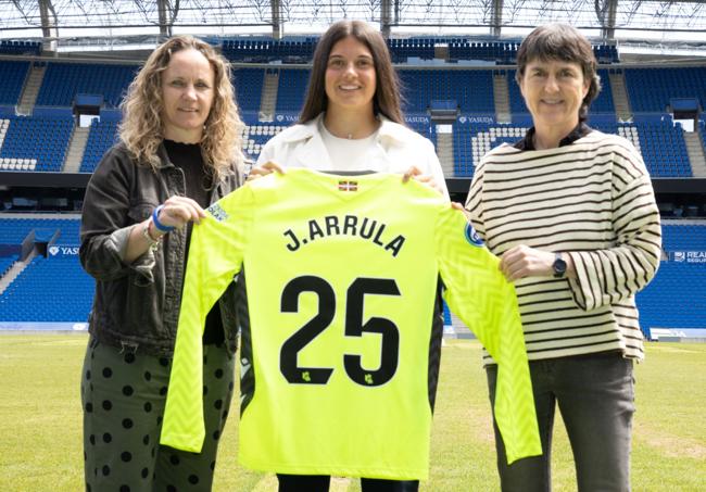 Arrula posa con la responsable de fútbol femenino élite, Maider Castillo, y la responsable de fútbol femenino, Garbiñe Etxeberria en el Reale Arena Arena