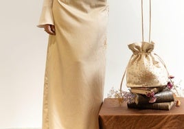 Los looks de invitada siempre con bolso pequeño