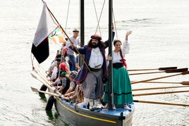 Zabarre y María Labayen llegando al muelle de Lezo a bordo de 'Ameriketatik'.